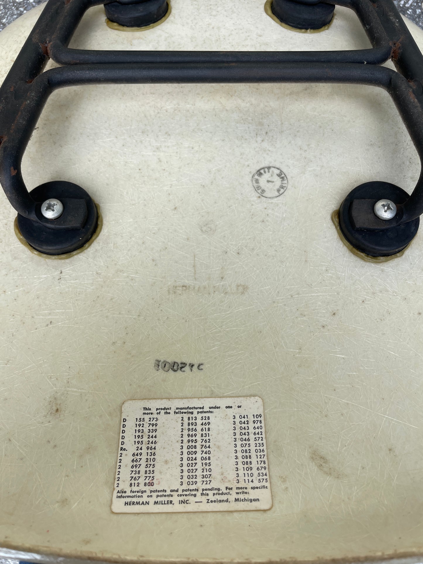 Pair of shell chairs in Parchment color