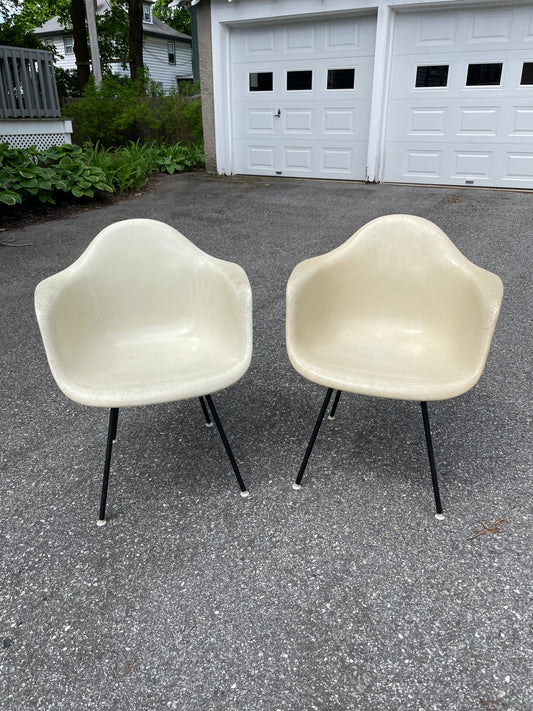 Pair of shell chairs in Parchment color